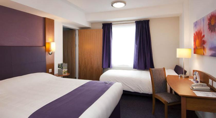 Premier Inn Glasgow - Bellshill Motherwell Room photo