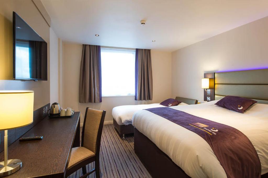 Premier Inn Glasgow - Bellshill Motherwell Room photo