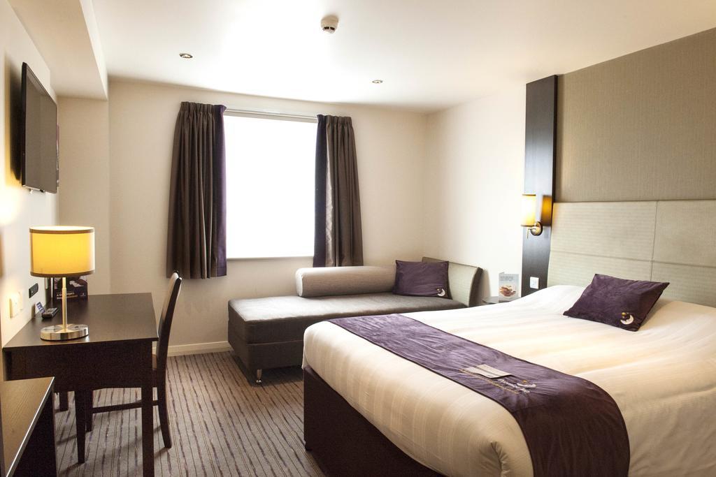 Premier Inn Glasgow - Bellshill Motherwell Room photo